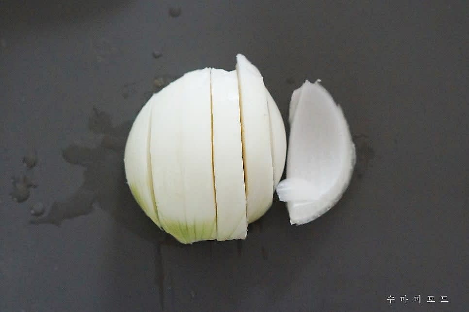 양파 반개는 먹기좋은 크기로 잘라서 준비해주세요.