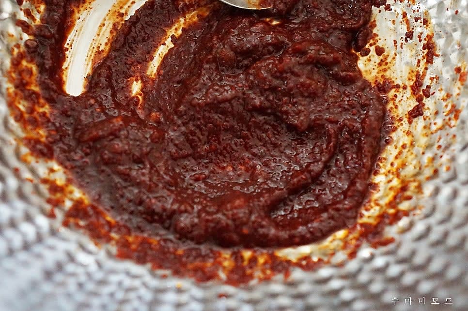 고춧가루 2스푼과 고추장 한스푼, 양조간장 5스푼과 다진마늘 반스푼을 넣고 골고루 잘 섞어서 준비해주세요.