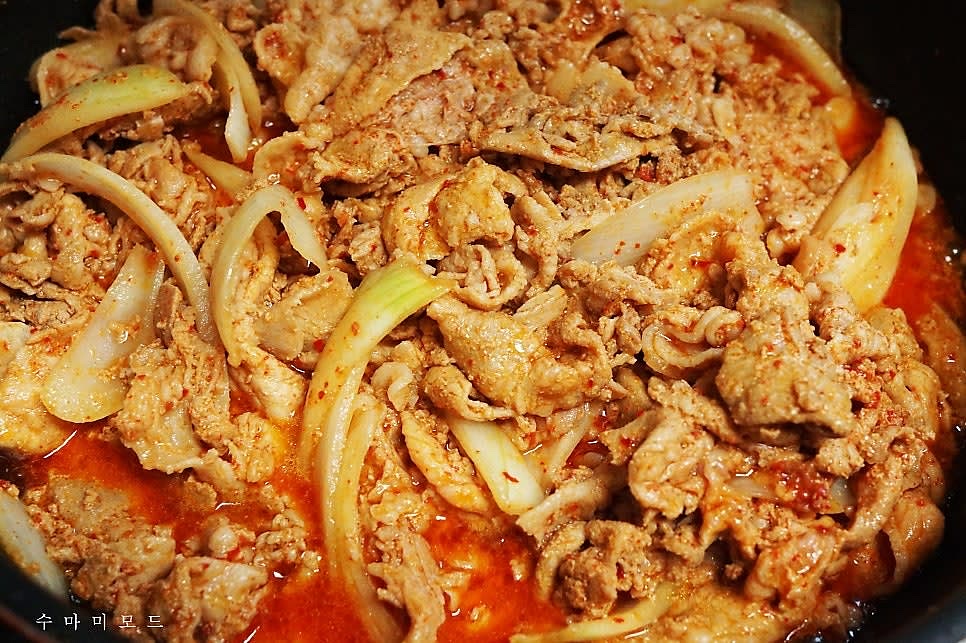 중불에서 재료들을 골고루 잘 뒤적여가며 볶아주세요.