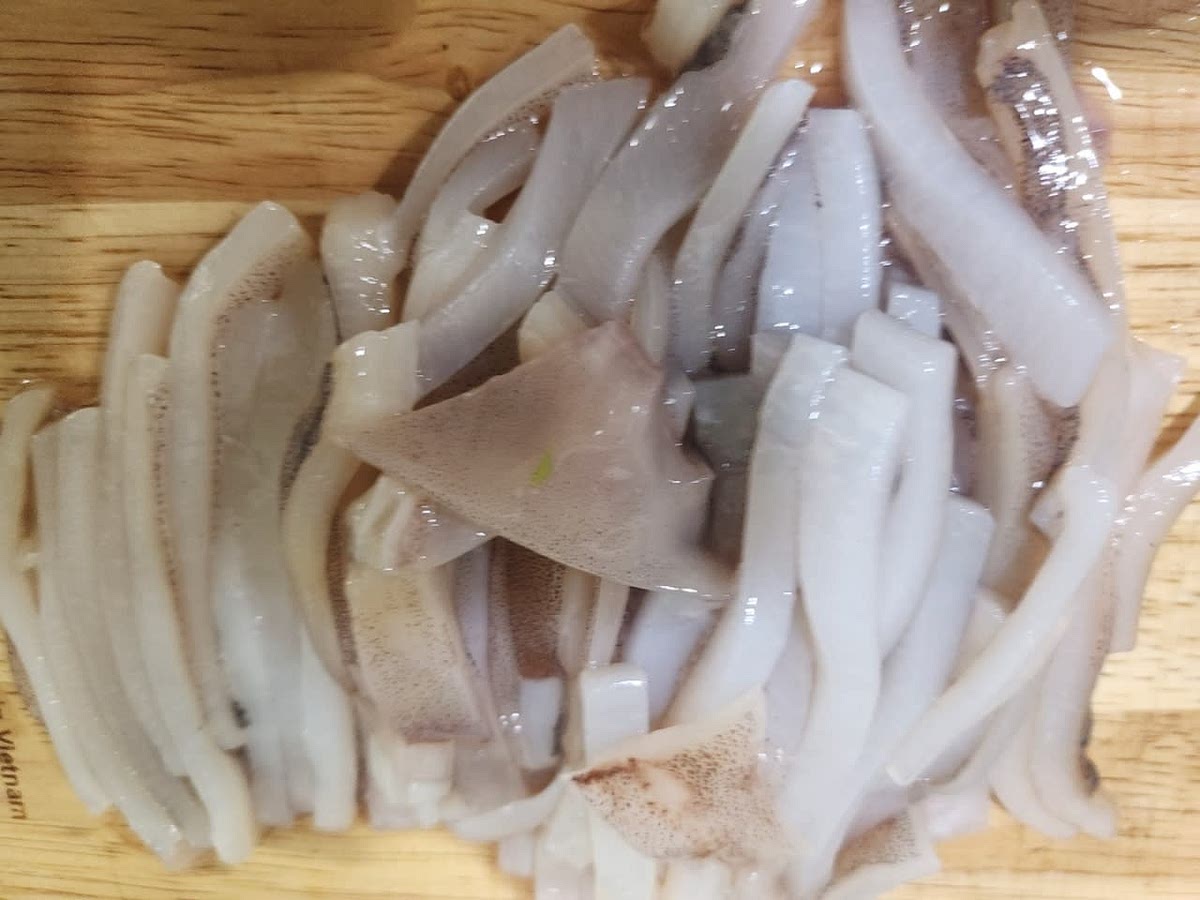 손질된 오징어를 물로 씻은 후 반으로 가른 후 얇게 썰어 주세요