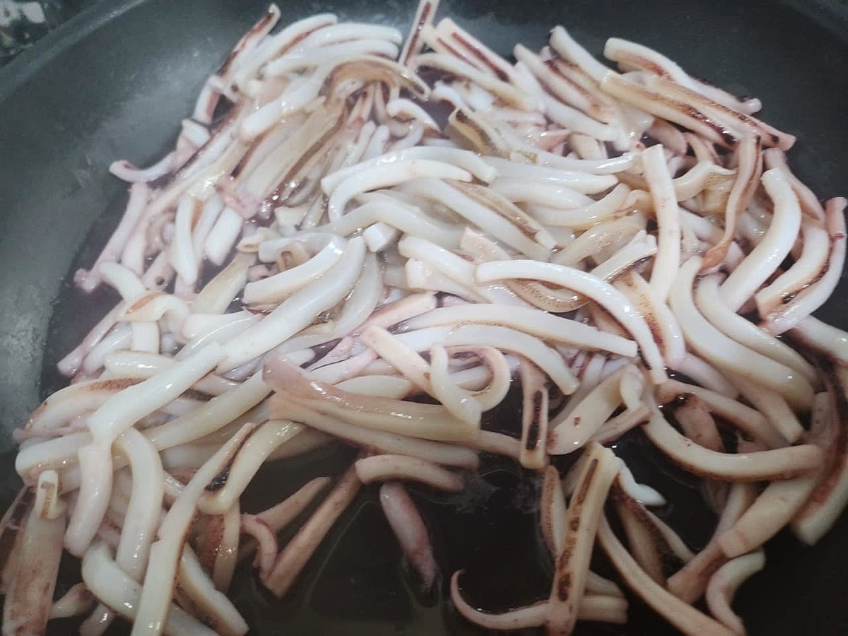 팬에 물 50ml를 붓고 강불로 끓인 뒤 오징어를 넣고 뚜껑을 덮어 1분 정도 익힌 후 찬물로 헹궈주세요