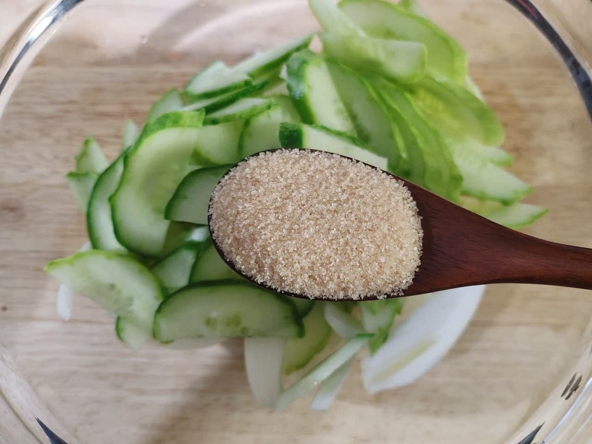 볼에 슬라이스 한 양파와 오이를 넣고 식초 4큰술, 설탕 2큰술, 맛소금 3꼬집을 넣고 섞어 30분간 절여준 후 물기를 짜서 준비해 주세요 (절임액은 버리지 말아 주세요)