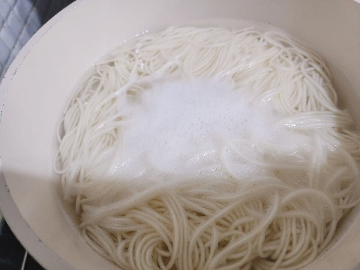 끓는 물에 중면을 넣어 3분간 익힌 후 찬물에 헹궈 준비해 주세요