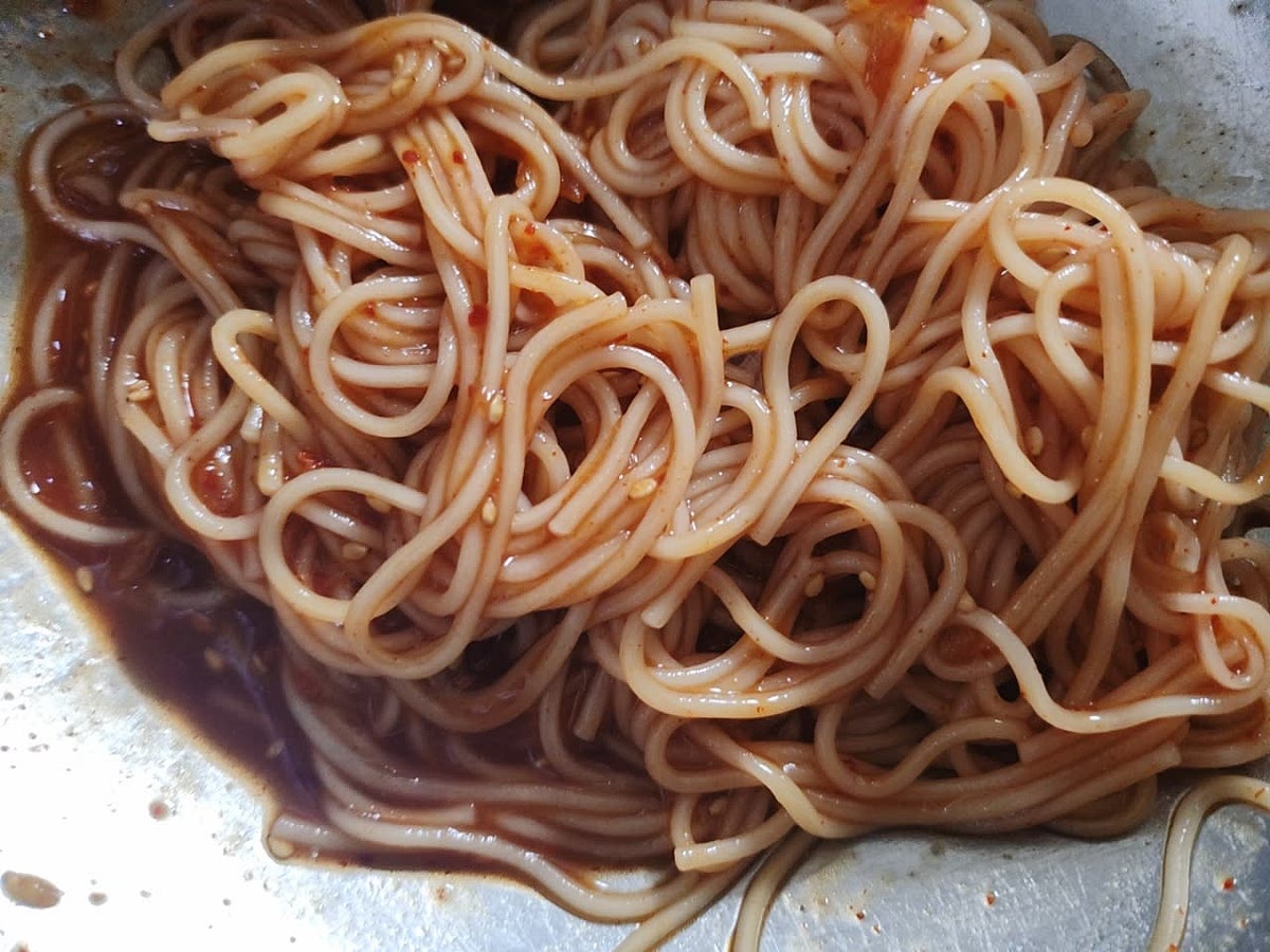 삶은 중면에 비빔양념장을 넣어 잘 비벼주세요