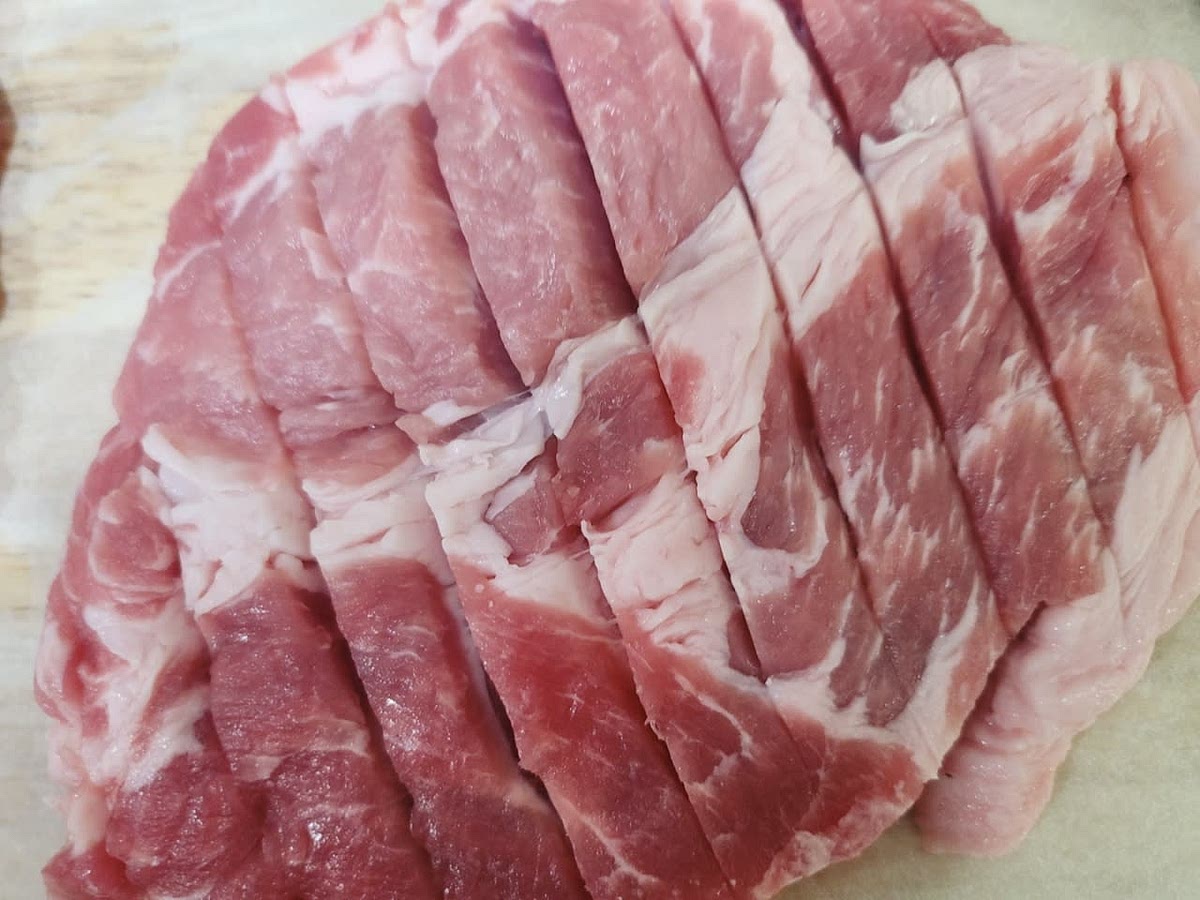 돼지고기 목살은 앞면은 일자 뒷면은 비스듬히 칼집을 내서 준비해 주세요
