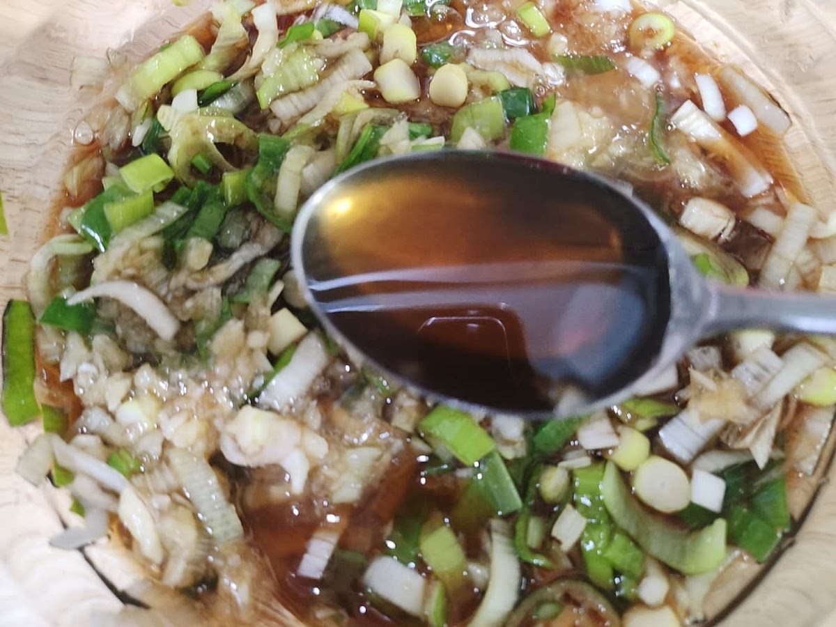 볼에 다진 대파, 진간장 5큰술, 참치액 5큰술, 설탕 5큰술, 참기름 3큰술, 다진 마늘 2큰술, 식초 1큰술, 갈아만든 배 1캔 (238ml), 후추 20바퀴를 넣은 후 깨를 갈아서 잘 섞어서 양념장을 만들어 주세요