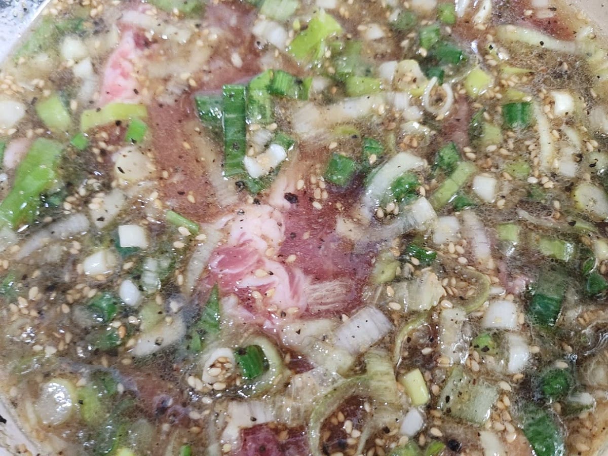 양념장에 칼집 낸 목살을 겹겹이 쌓아 4시간 이상 재워주세요