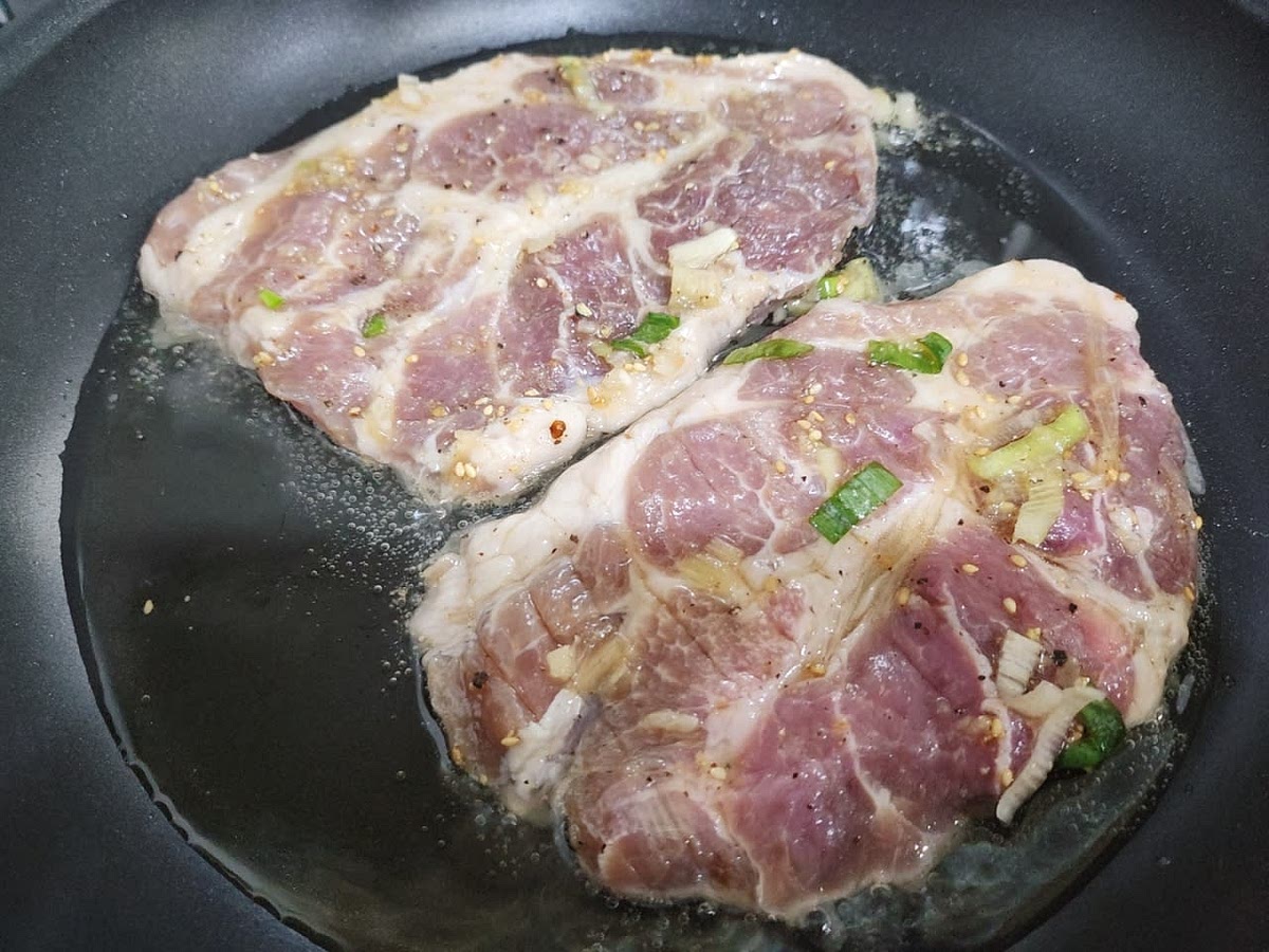 예열된 팬에 식용유를 두르고 양념에 재운 목살을 올려 중불로 6분 구워준 후 먹기 좋은 크기로 자르고 강불로 한번 볶아 완성해 주세요