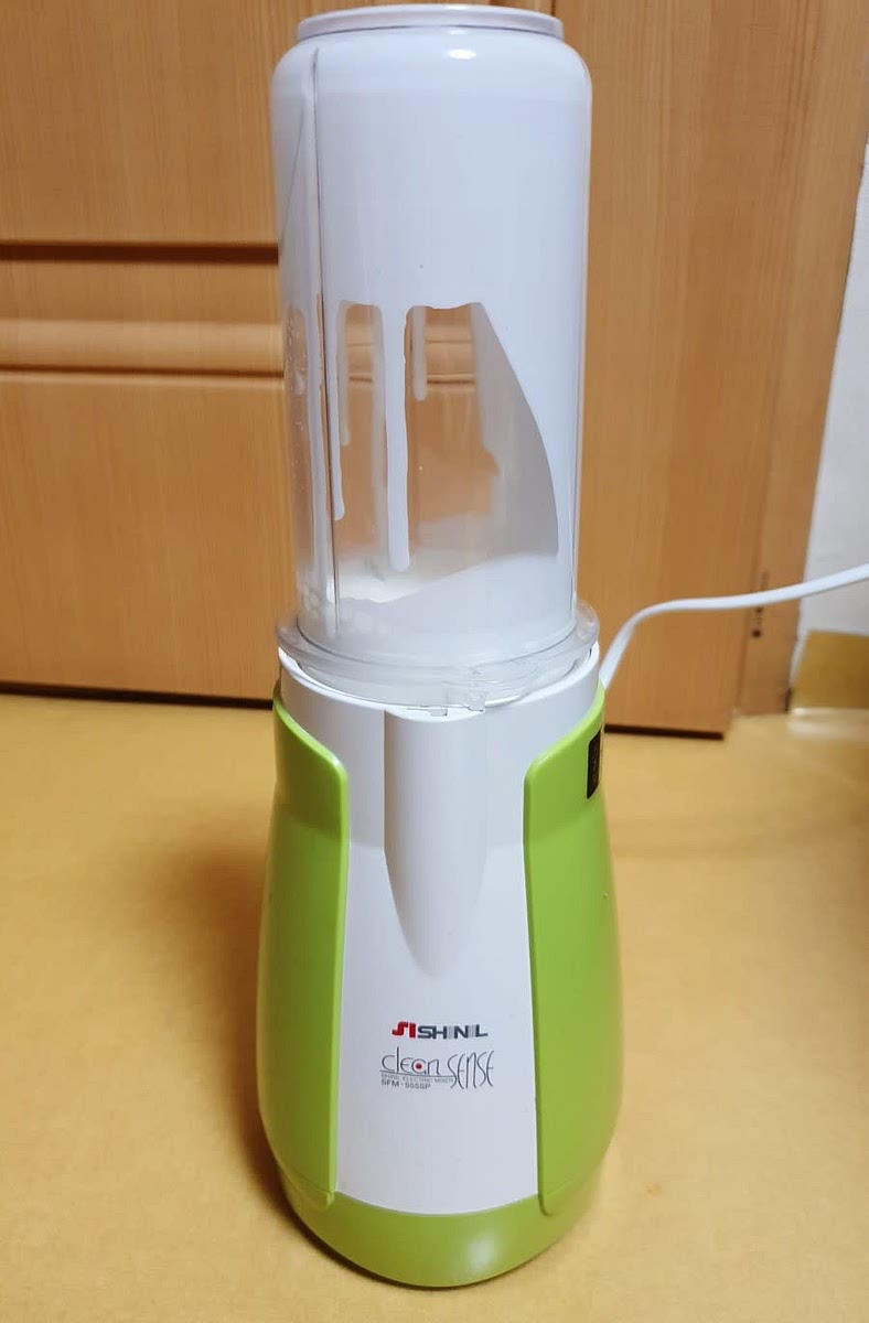 휘핑크림 100g을 준비해 주세요. 여기에 설탕 1/2T를 넣고 휘핑해 줄건데요. 보통은 휘핑기를 이용해서 하는데 저는 이번에 믹서기를 이용해서 휘핑해 줬어요. 이건 제가 종종 사용하는 꿀팁인데 핸디믹서기에 휘핑크림을 넣고 돌려주면 금방 생크림이 만들어져요. 투썸 아이스박스 만들기에서는 생크림이 뚝뚝 떨어질 정도(70% 정도)로만 휘핑해 주면 되는데요. 믹서기에 넣고 15-20초 정도 돌려줬어요.