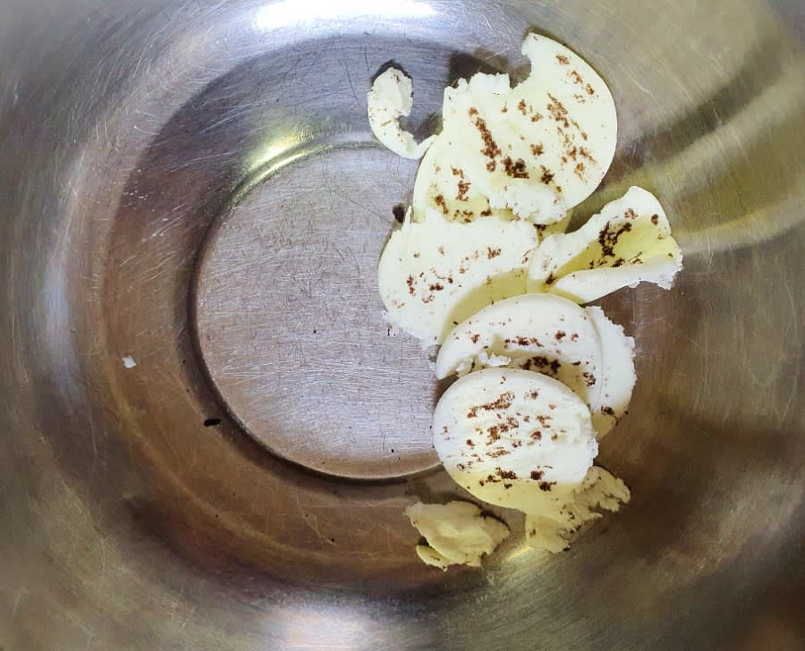 오레오 5개를 준비해 주세요. 오레오 크림을 분리해 줍니다. 손으로 오레오 양쪽을 살짝 떼어준 후 크림을 칼(과도)로 분리시켜 주세요.