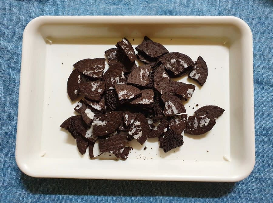 과자만 남은 오레오를 1/4로 쪼개줍니다.