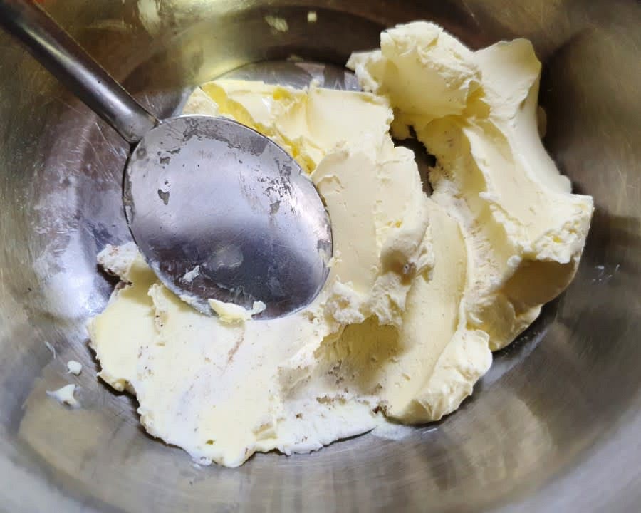 크림치즈를 75g에 분리해둔 오레오 크림을 넣고 으깨듯이 잘 섞어 주세요.