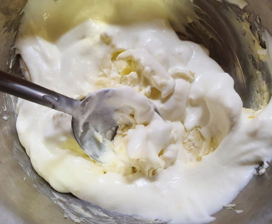 여기에 휘핑한 생크림을 반씩 나눠서 부어주세요. 반 넣고 섞어주고 다시 남은 반을 넣고 또 섞어주세요. 한번에 넣고 섞으면 잘 혼합되지 않아서 반씩 나눠서 넣고 섞는것을 추천합니다.