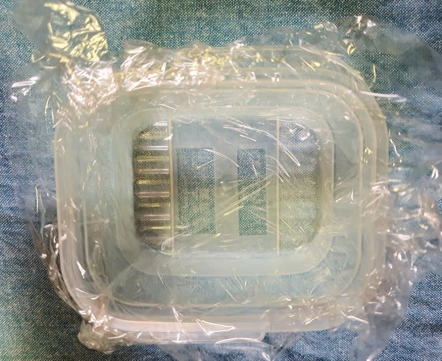 투썸 아이스박스를 넣을 그릇을 준비해 주세요. 그리고 그 위에 랩도 깔아 주세요.