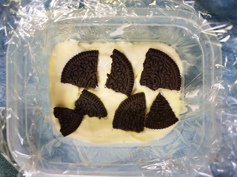 다시 오레오를 깔고 그 위에 또 크림을 넣어 주세요. 이 작업을 반복해서 오레오가 총 4층이 되도록 깔아주세요. 그리고 냉장실에 3시간 정도 보관해 주세요.