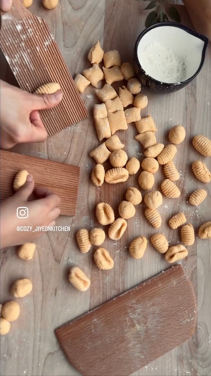 데굴데굴 굴리면서 번데기 모양을 만들어 주기도 하고 동글동글 공모양을 만들어 주기도 하고
뇨끼가 꼭 번데기 모양이 아닌 다양한 모양이 많답니다
​