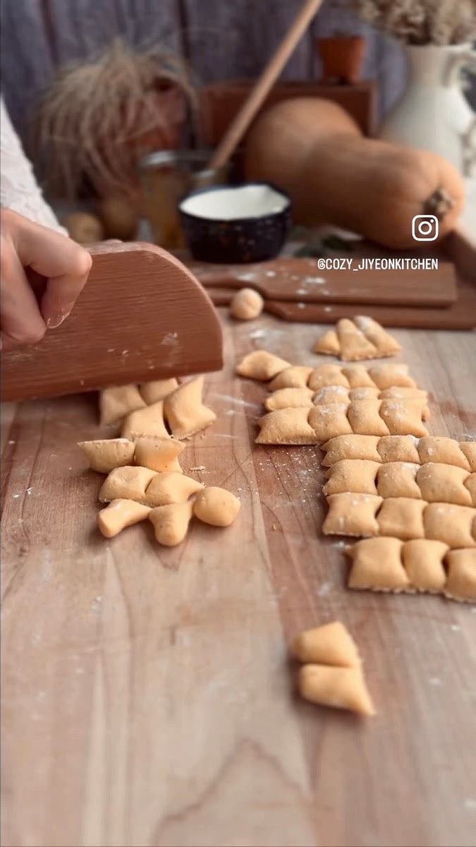잘 숙성된 반죽을 한입크기의 사이즈로 나누어 주세요.