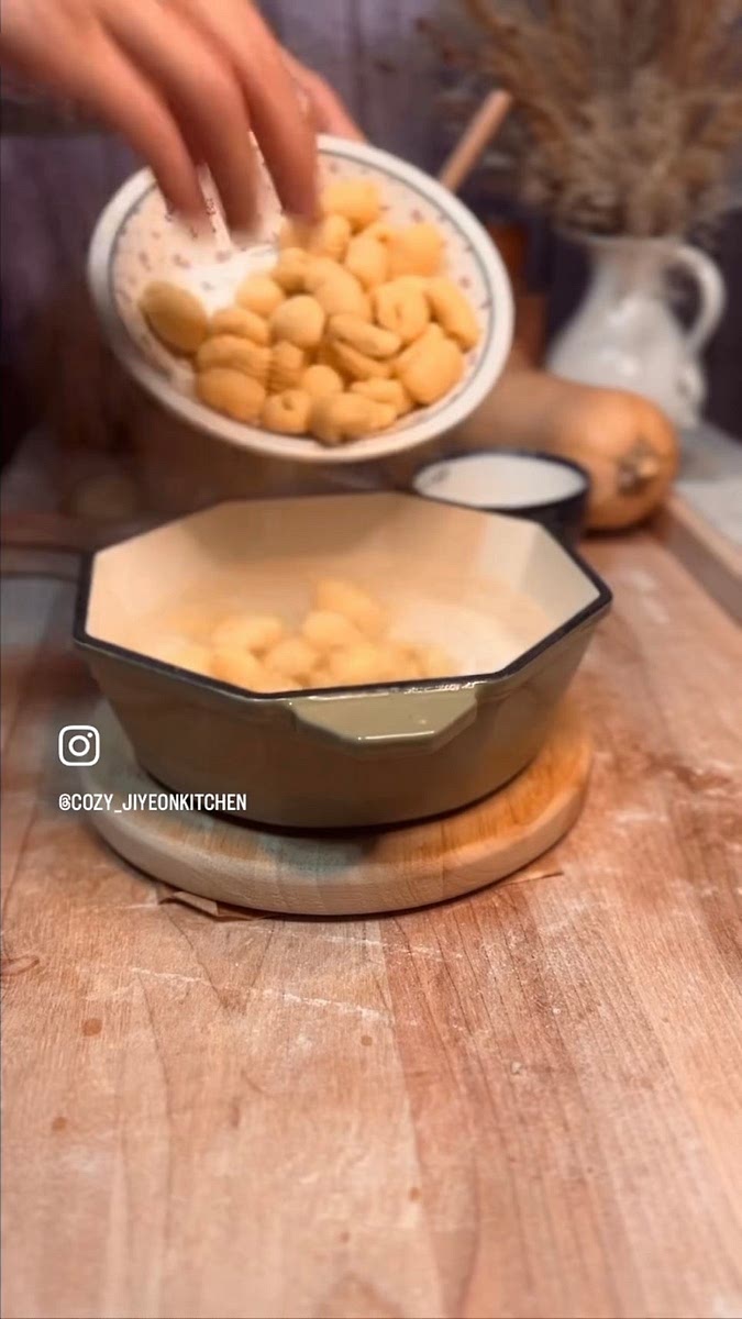 소금과 올리브오일을 넣은 끓는물에 뇨끼를 넣어 익혀 주세요.