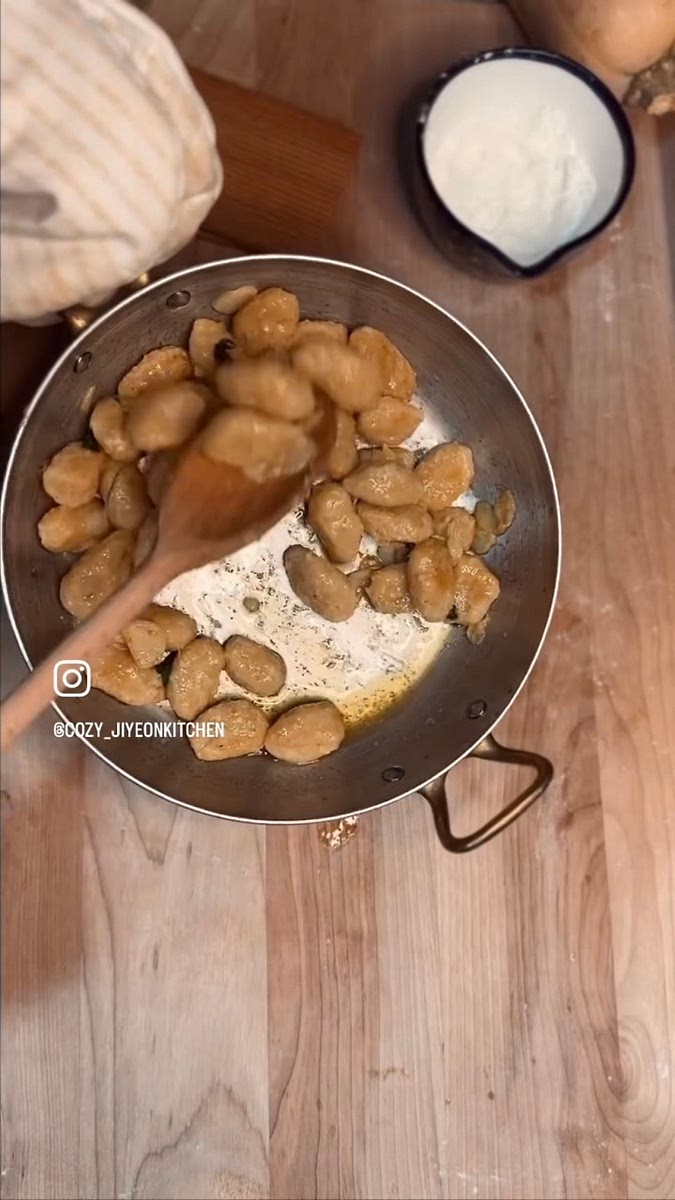 잘 익은 뇨끼에 녹은 버터를 한수저씩 넣어 코팅을 해 주는 느낌으로 볶으며 겉을 바삭하게 볶아 줍니다.