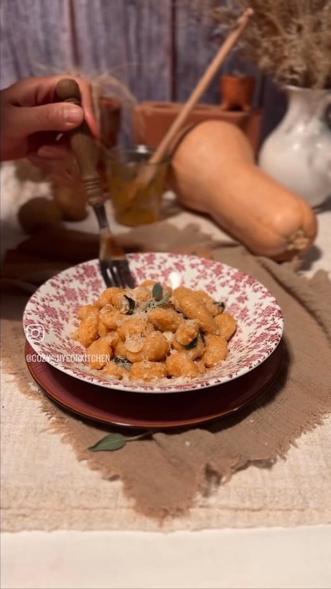 완성된 뇨끼를 그릇에 담고, 그들이... 우리가 너무 사랑하는 개인 취향의 치즈를 듬뿍 올려주세요^^