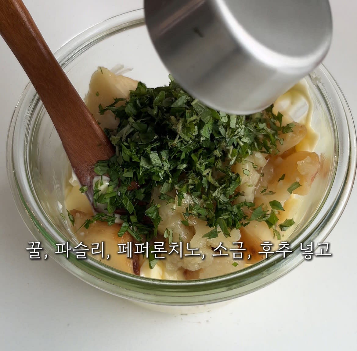 실온에 둔 말랑한 버터에 구운 마늘을 짜넣고, 파슬리, 페퍼론치노, 꿀, 소금, 후추를 넣어 잘 섞어주세요.