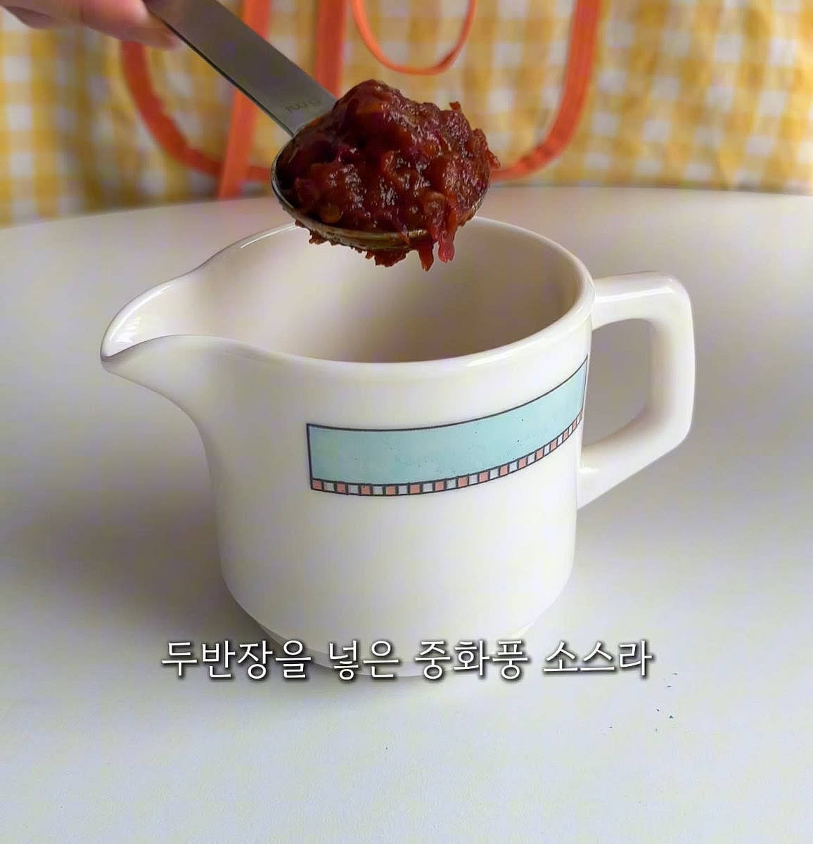 야채가 구워지는동안 소스의 모든 재료를 섞어 중화풍드레싱을 만들어주세요