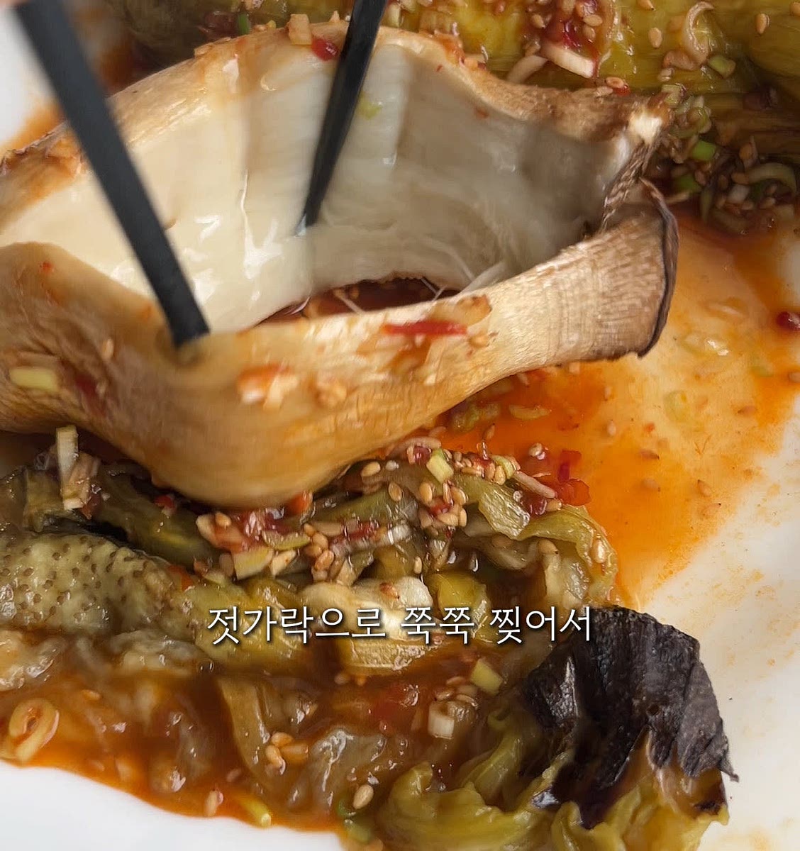 젓가락으로 쭉쭉 찢어서 드세요! 밥 없이 먹어도 야채의 수분덕에 하나도 안짜요~!
