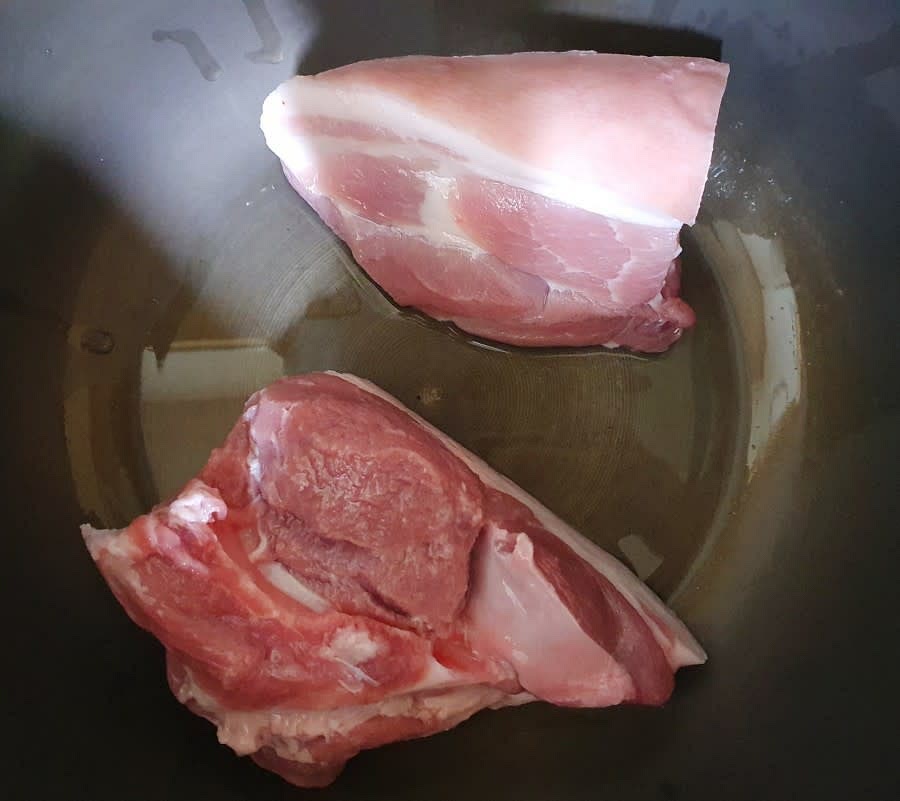 냄비에 앞다리살을 넣어줍니다. 수육을 만드는 앞다리살은 기름이 많은 부분을 사용하는게 좋아요.