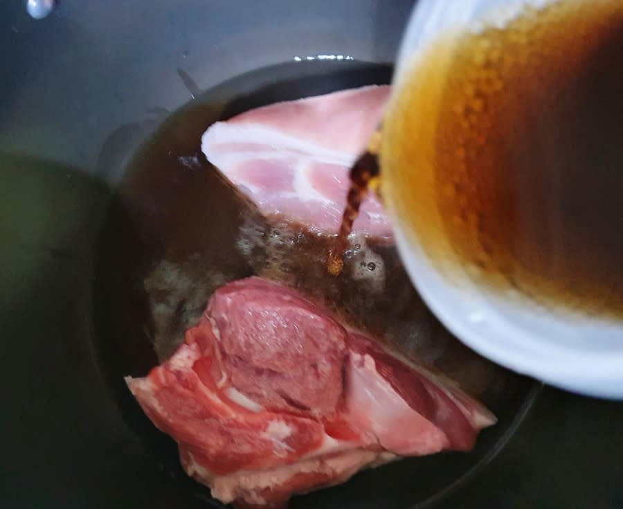 여기에 물 300ml와 펩시콜라 600ml를 부어주세요. 수육만들기에는 펩시가 잘 어울린다고 하니 코카콜라 말고 꼭 펩시콜라를 이용하는걸 추천드려요.
