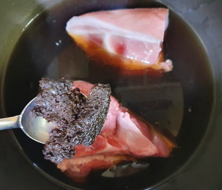 된장 2T를 넣어주세요. 돼지냄새를 잡는데에는 된장이 꼭 필요해요.