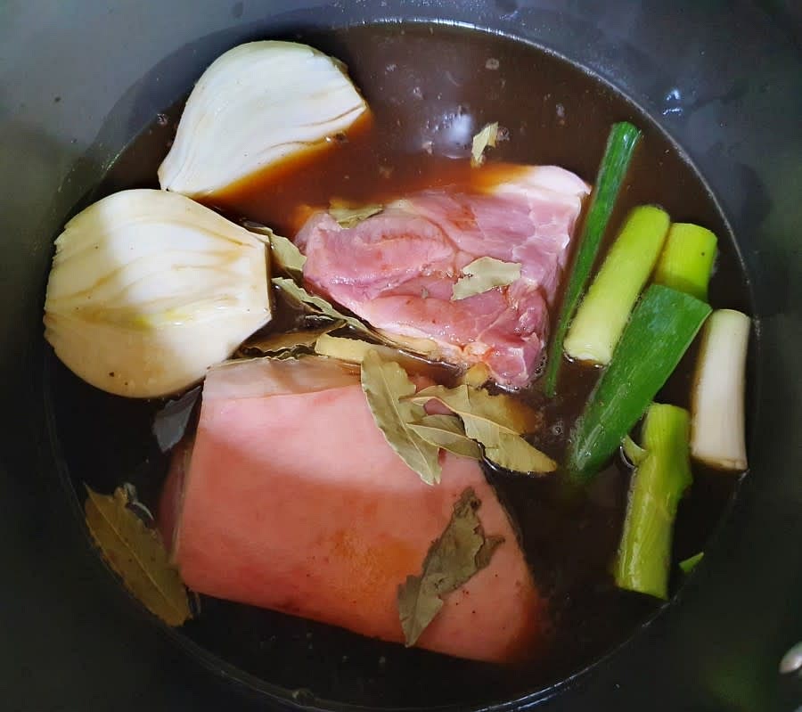 간장 1T와 반으로 자른 양파 1개와 썰어둔 대파, 생강청 1T, 월계수잎 5~6개, 통후추 약 20개를 넣어줍니다. 모두 돼지고기 냄새를 잡아주는 재료들이에요.
