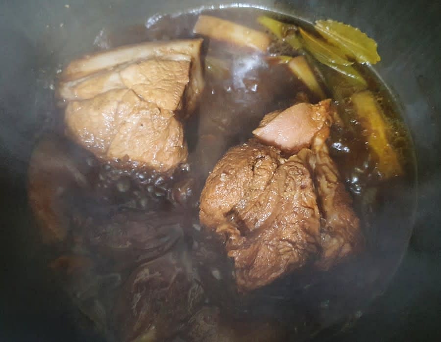 센불로 팔팔 끓기 시작하면 중불로 줄여서 20분, 고기를 뒤집어서 다시 20분, 그리고 30분 추가로 더 삶아줬어요. 총 70분간 삶아주었는데요. 저는 부드러운게 좋아서 오래 삶아준 편이에요. 시간을 오래 들일수록 부드러운 수육을 먹을 수 있습니다. 처음 20분이 지나고 돼지고기 앞다리살을 뒤집어 주세요.