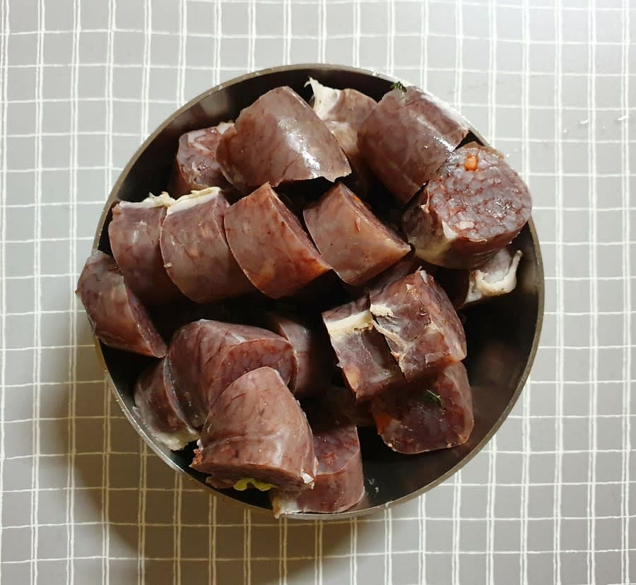 팩순대를 먹기 좋은 크기로 썰어서 준비해 줍니다. 저는 삶지 않고 바로 잘라서 준비했어요.