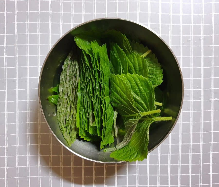 깻잎 한팩을 가로로 길쭉하게 썰어줍니다.
