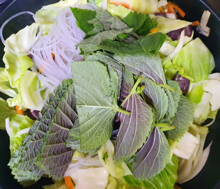 양배추 숨이 적당히 죽으면 썰어놓은 순대와 불린 당면, 깻잎을 넣어줍니다. 당면이 물을 많이 흡수하기 때문에 물을 약간 넣어줬어요.