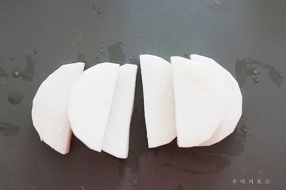 양파 1/4개와 무 2~3cm 두께 한 토막을 적당한 크기로 잘라서 준비해 주세요.