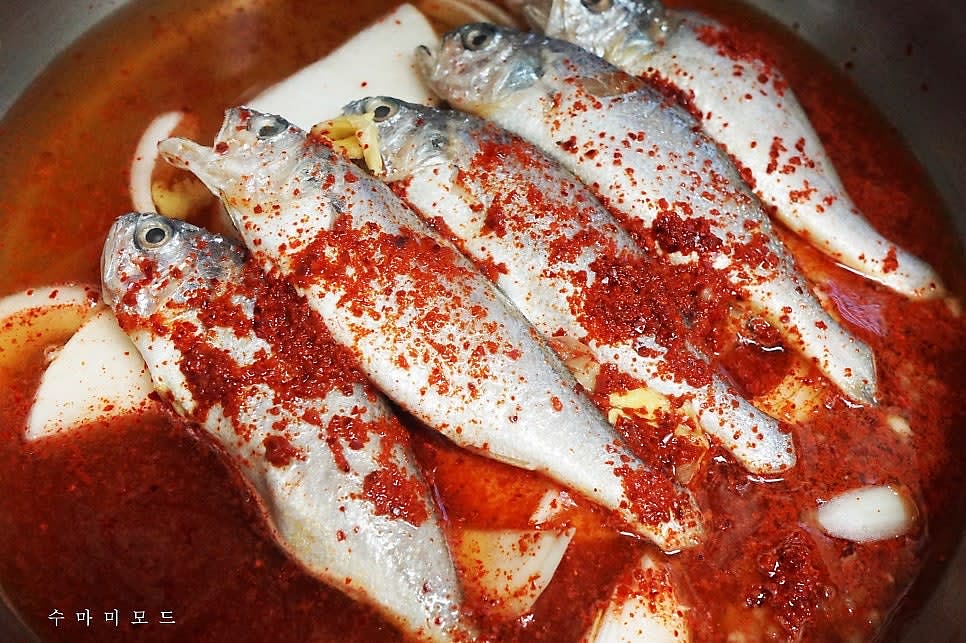 고춧가루 2스푼과 진간장 한 스푼, 멸치액젓 한 스푼과 다진마늘 반 스푼, 다진생강 조금을 넣고 물 2컵(400ml) 을 부어주세요.