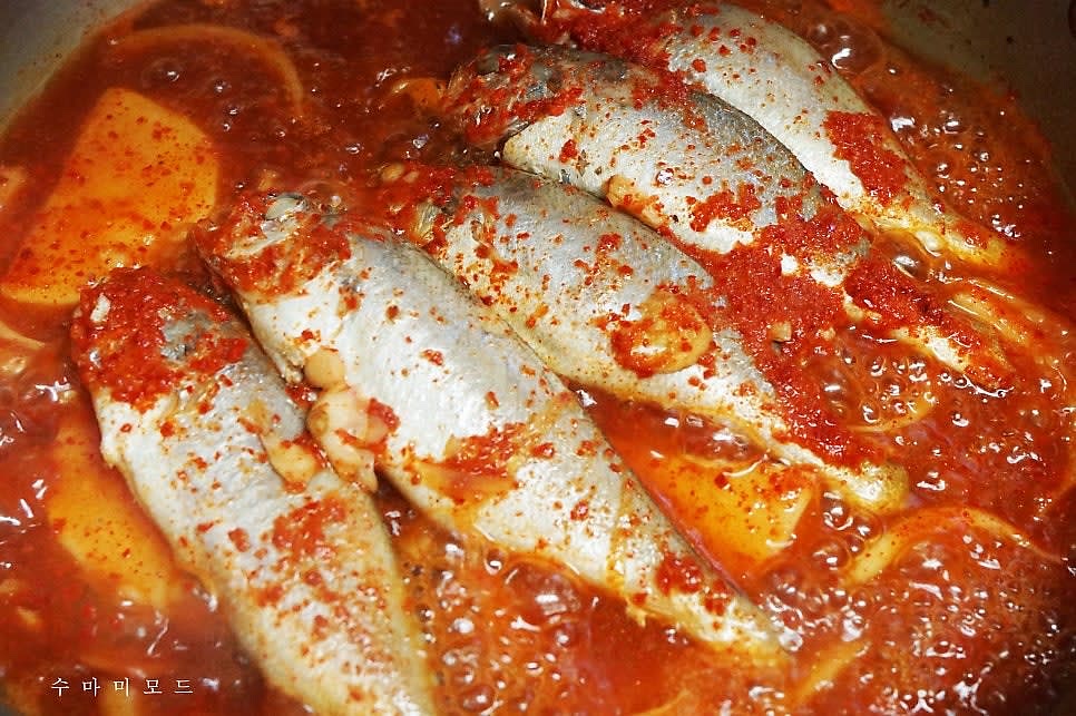 양념을 물에 풀어가며 굴비에 끼얹어가며 센 불에서 끓여주세요. 생선조림을 하실 때는 뚜껑을 덮으면 비린내가 날 수 있으니 요리하는 내내 뚜껑 없이 끓여주셔야 비린내 없이 맛있답니다.