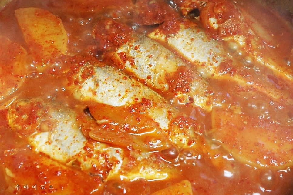 무가 맛있게 잘 졸여질 때까지 중약불에서 굴비조림을 양념을 끼얹어가며 맛있게 졸여주세요. 생선조림을 하실 때는 한 번씩 재료의 바닥 부분을 뒤적여가며 졸여주셔야 눌어붙지 않고 맛있게 졸여낼 수 있어요.