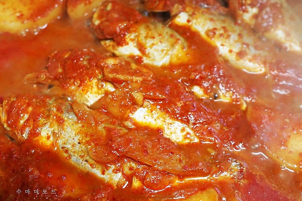 무가 맛있게 잘 졸여진 것 같으면 참기름 한 스푼을 빙 두른 후 끓여주다가 굴비조림이 맛있게 완성된 것 같을 때 불을 꺼주시면 완성. 요리를 완성하실땐 굴비조림의 맛을 한번 본 후 자신의 입맛에 가장 맛있게 요리를 완성해주세요:)
