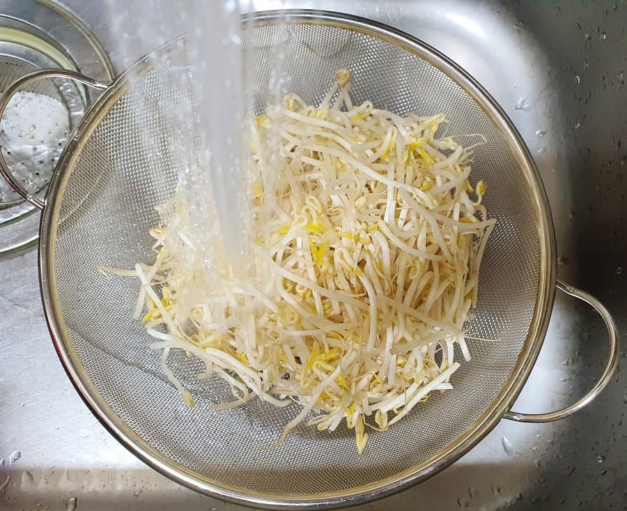 숙주 한봉지를 채반에 넣고 흐르는 물에 씻어줍니다. 숙주의 양은 기호에 맞게 넣어주시면 될 것 같아요. 저는 숙주가 숨이 죽을것까지 생각해서 한봉지를 모두 사용하기로 했어요.