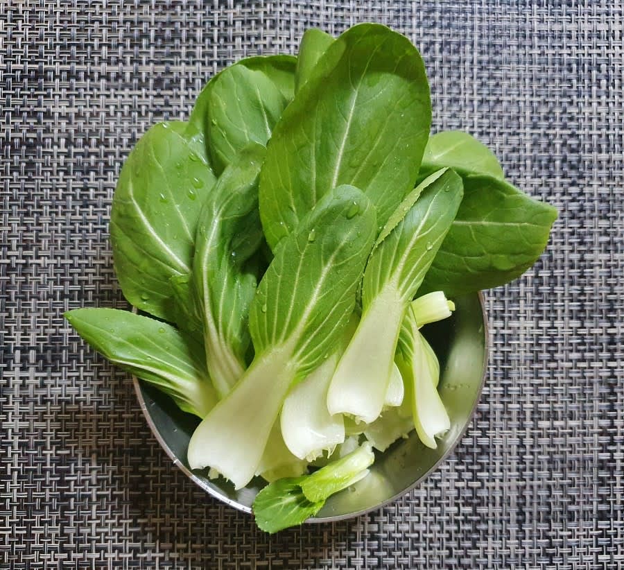 청경채도 깨끗하게 씻어서 준비해 줍니다. 저는 청경채 3개를 넣어줬어요.