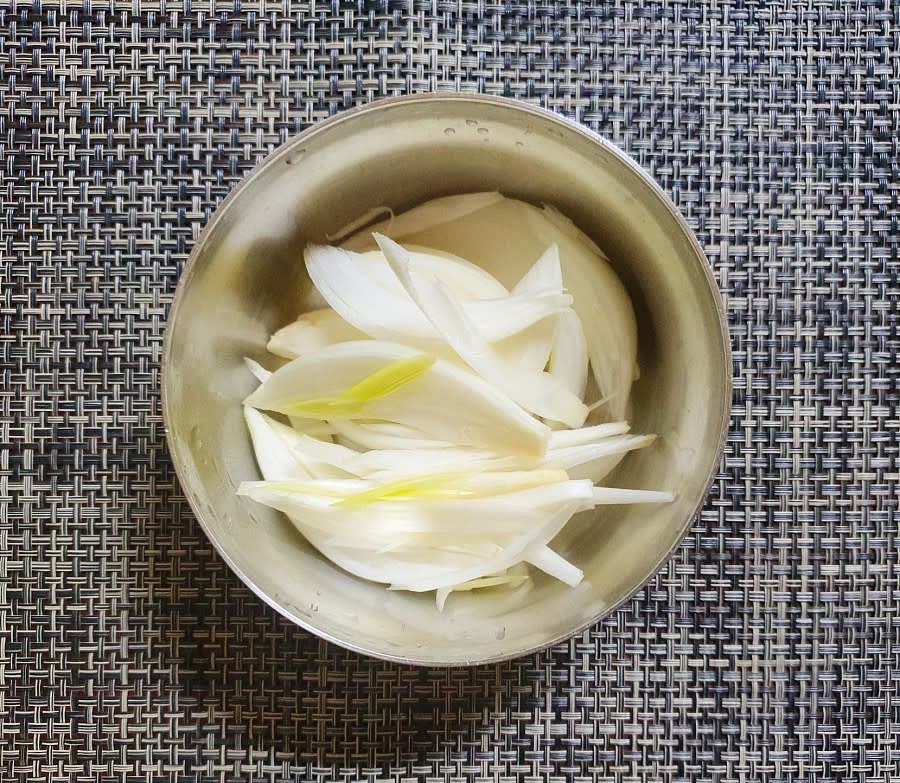 양파 반개를 먹기좋은 크기로 채썰어서 준비해 주세요.