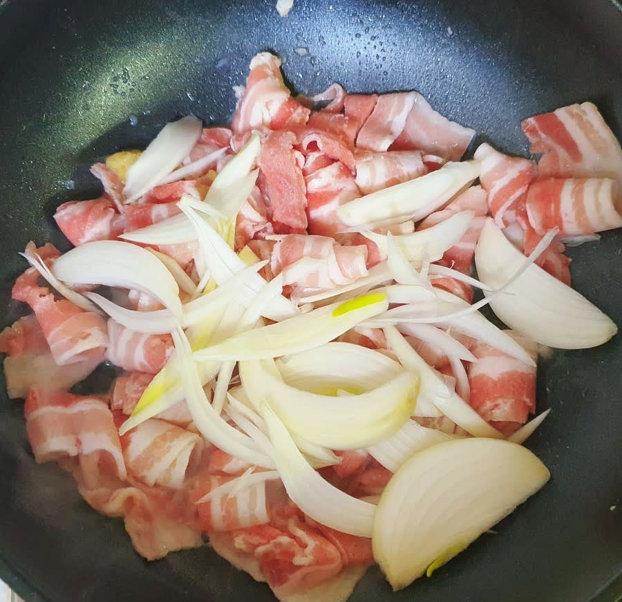 여기에 설탕 1/2T를 넣고 살짝 볶아 줍니다.