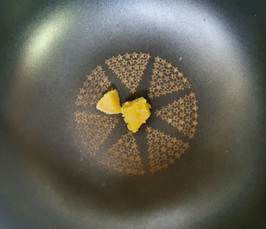 여기에 대패삼겹살 300g과 생강청 2T와 술을 조금 넣고 양파도 넣어 주세요.