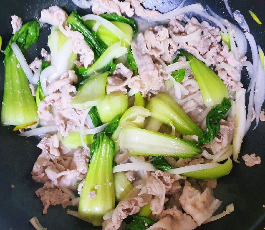 고기가 살짝 하얗게 익으면 청경채를 넣고 볶아줍니다.