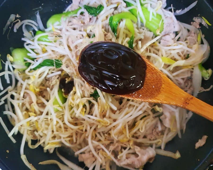 청경채가 살짝 익으면 숙주를 모두 넣고 굴소스 4T, 진간장 4T를 넣어서 간을 맞춰주세요. 간은 맛을 보면서 기호에 맞게 가감해 주면 좋아요.