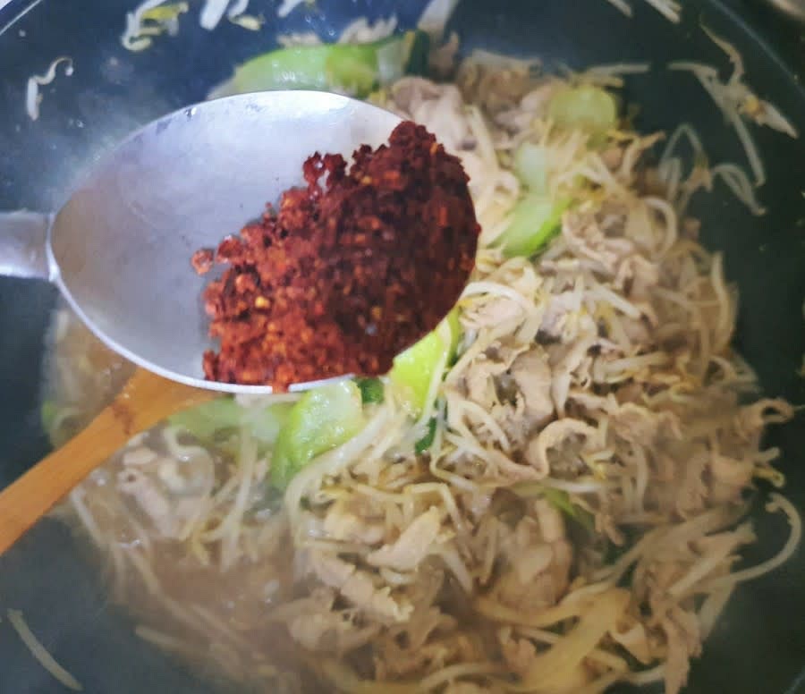 고춧가루 1/2T를 추가로 넣고 이제 국물이 살짝 졸아들 때까지 볶아주면 됩니다.