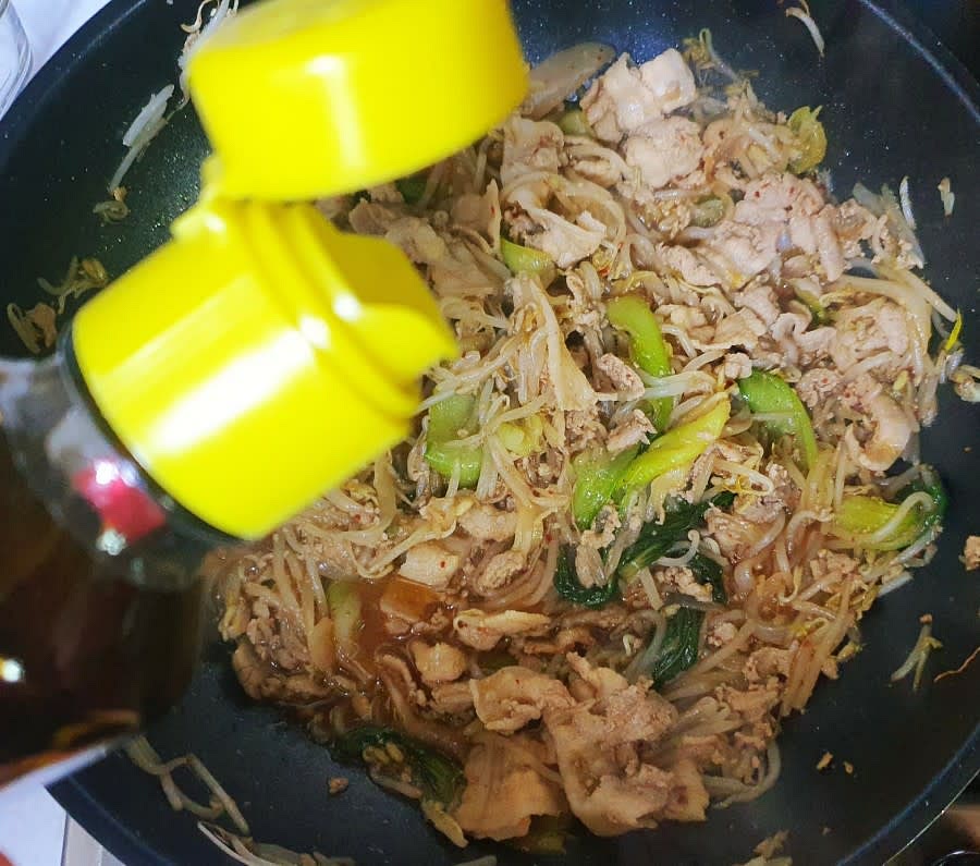 고기가 다 볶아지면 마지막으로 참기름을 한바퀴 돌려주고 통깨를 솔솔 뿌려줍니다.