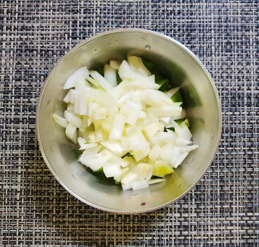양파도 작은 크기로 깍둑썰기해 주세요.